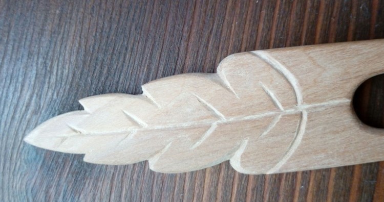 Detalle de aguja de moño de madera de cerezo