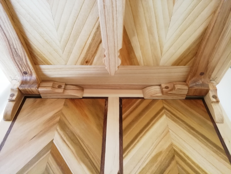 Bisagras de madera de fresno. Interior